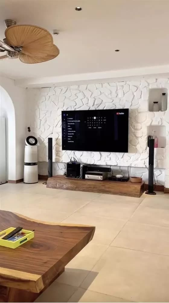 Tất cả nội thất, đồ trang trí đều có gam màu đơn giản, tinh tế và giá thành không nhỏ.