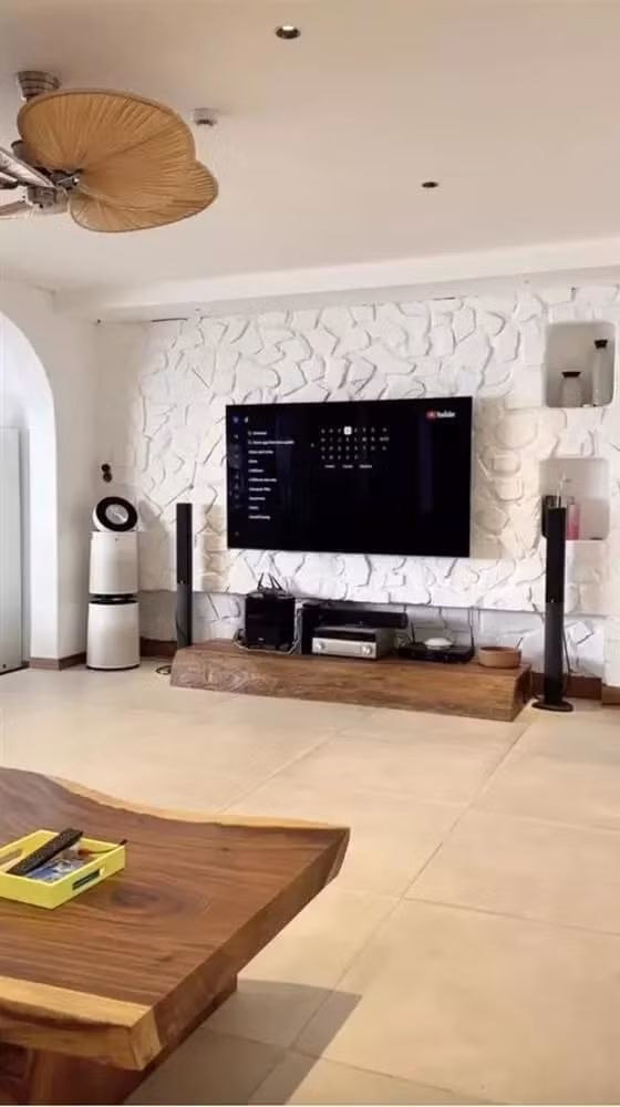 Tất cả nội thất, đồ trang trí đều có gam màu đơn giản, tinh tế và giá thành không nhỏ.