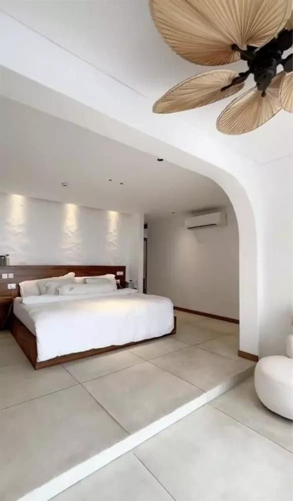 Phòng ngủ của vợ chồng Kiều Anh rộng tới 100 m2 và là nơi đón hoàng hôn đẹp nhất trong nhà.