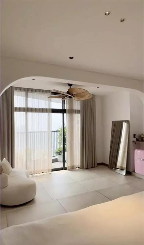 Trong phòng ngủ được trang bị hệ thống smart home bao gồm các công tắc thông minh, kết nối với bộ Google home trong nhà.