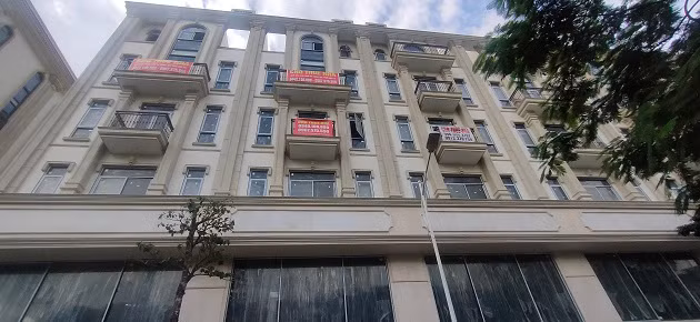 Hiện tại, dãy shophouse Him Lam Vạn Phúc Luxury Residence trên đường Tố Hữu này đang treo biển cho thuê dày đặc. 