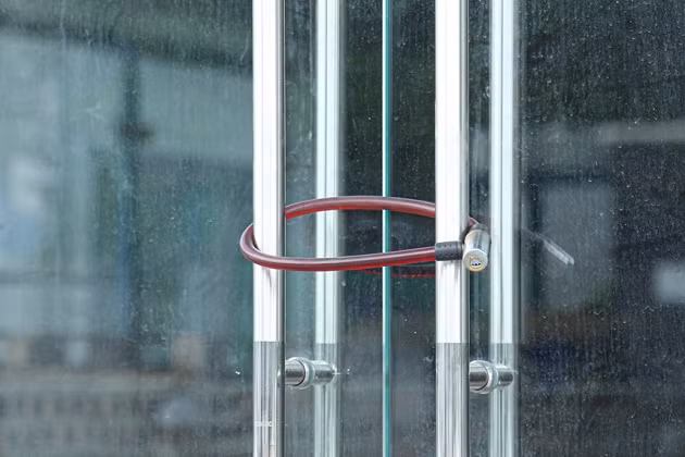 Một số căn shophouse đang trong tình trạng “cửa đóng then cài”. 