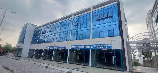 Hiện, giá shophouse ở đây đang được rao bán khoảng 300 triệu đồng/m2, tương đương khoảng 30 tỷ đồng/căn, có diện tích từ 100 - 120m2. 