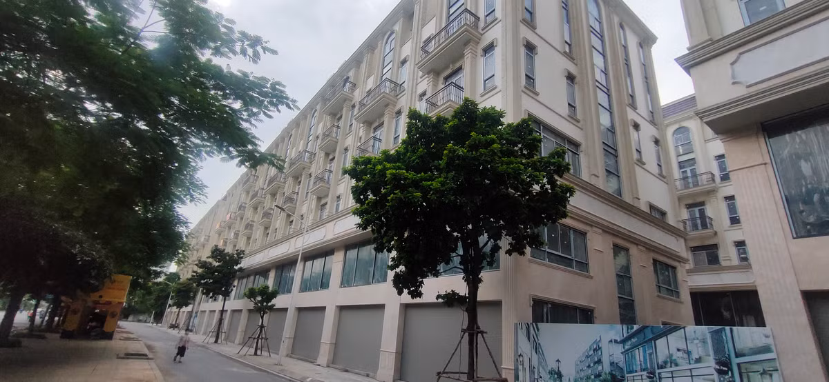  Nhà phố thương mại từng trở thành phân khúc được các nhà đầu tư săn đón vào thị trường bất động sản từ năm 2015. Vì vậy, giá bán với giá cho thuê shophouse thường cao ngất ngưởng vì có thể vừa sử dụng với mục đích ở, vừa có thể cho thuê kinh doanh. 