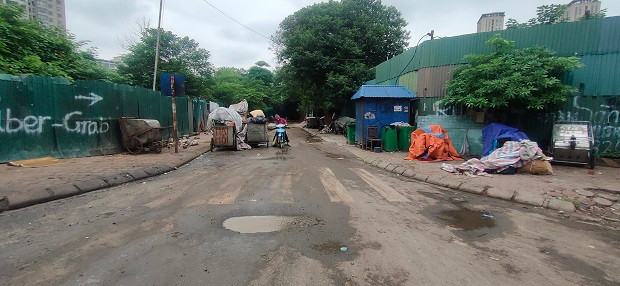 Lối vào từ đường Trần Kim Xuyến vào khu đô thị rác bốc mùi hôi thối. 