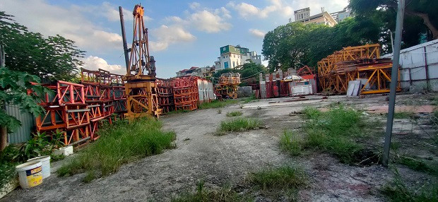 Một phần bên trong lô đất A1 Trần Kim Xuyến thành nơi tập kết máy móc, thiết bị công trình xây dựng.