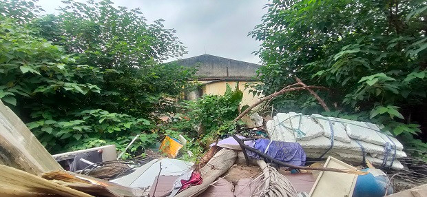 Lô “đất vàng” B2 của Tổng công ty Đầu tư Phát triển hạ tầng đô thị UDIC tại Khu đô thị mới Yên Hoà sau hàng chục năm bỏ hoang, cây cối cỏ dại mọc um tùm, giờ là nơi đổ rác thải. 