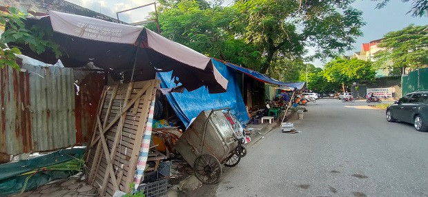 Hàng quán nhếch nhác. 