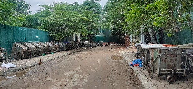 Xe rác tập kết thành hàng dài lối vào khu đô thị. 