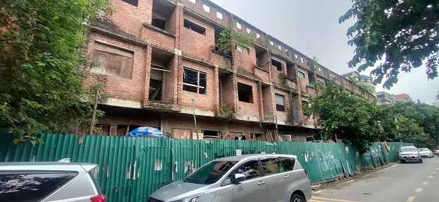 Cảnh hoang phế tại lô 11 Khu đô thị Yên Hòa cũng do Tổng công ty Đầu tư Phát triển hạ tầng đô thị UDIC làm chủ đầu tư. 