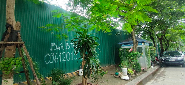 Tại lô đất đường Trần Kim Xuyến, nơi dự án Khu đô thị mới Yên Hòa án ngữ bên ngoài được quây tôn kín mít, bên trong hoạt động kho bãi, nhà xưởng... 