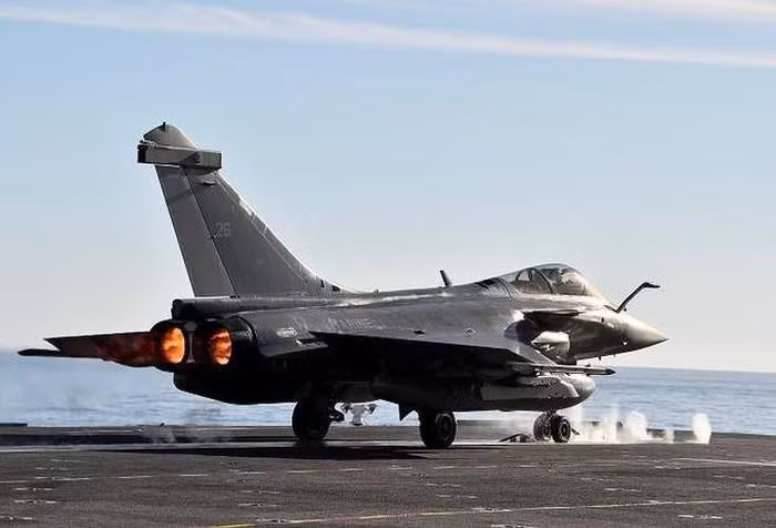 Rafale thường mang theo vũ khí hỗn hợp, cả không chiến và tấn công mặt đất trong mỗi nhiệm vụ. Rafale đi vào biên chế trong năm 2000 và lần đầu tham chiến lần đầu trong chiến dịch Bình minh Odyssey, thiết lập vùng cấm bay trên lãnh thổ Libya vào tháng 3/2011.
