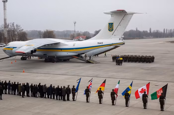 Dựa trên khung thân Il-76, một số biến thể đặc biệt của dòng vận tải cơ này đã ra đời bao gồm máy bay tiếp dầu Il-78; máy bay chỉ huy - cảnh báo sớm trên không A-50, KJ-2000...