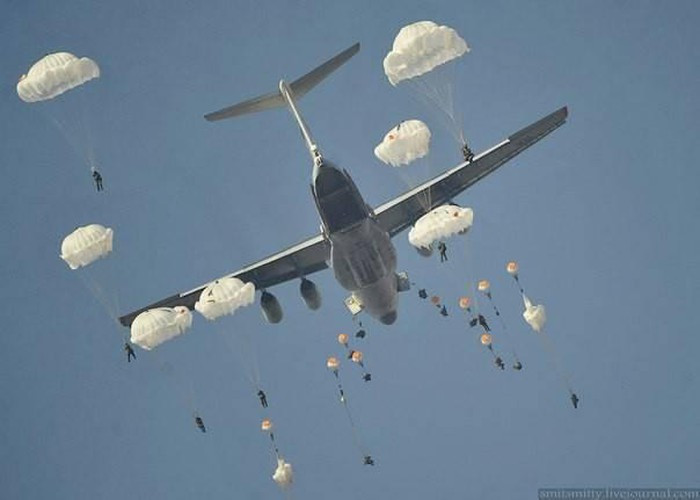 Tại Ukraine, mặc dù vẫn còn sử dụng Il-76 các biến thể nhưng Kiev đang có tham vọng thay thế chúng bằng loại Antonov An-70 do mình sản xuất với nhiều ưu điểm hơn.