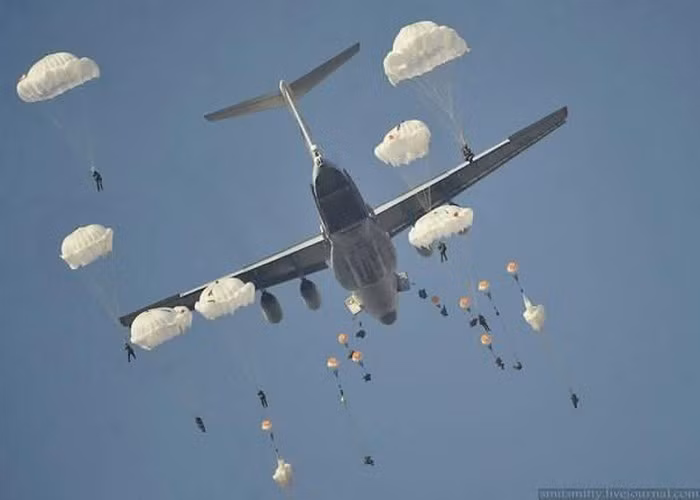 Tại Ukraine, mặc dù vẫn còn sử dụng Il-76 các biến thể nhưng Kiev đang có tham vọng thay thế chúng bằng loại Antonov An-70 do mình sản xuất với nhiều ưu điểm hơn.