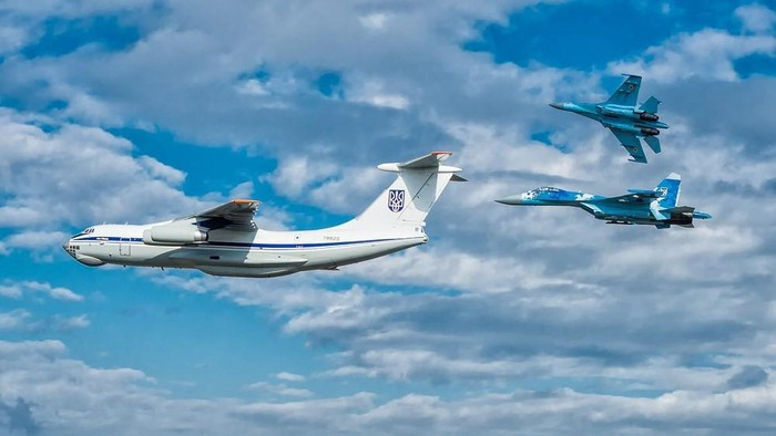 Thông số kỹ thuật cơ bản của vận tải cơ hạng nặng Il-76: chiều dài 46,59 m; sải cánh 50,5 m; chiều cao 14,76 m; trọng lượng rỗng 72.000 kg; trọng lượng cất cánh tối đa 190.000 kg; kíp lái gồm 7 người.