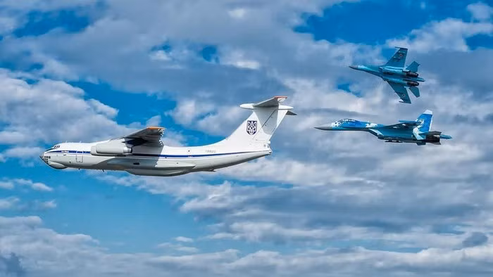 Thông số kỹ thuật cơ bản của vận tải cơ hạng nặng Il-76: chiều dài 46,59 m; sải cánh 50,5 m; chiều cao 14,76 m; trọng lượng rỗng 72.000 kg; trọng lượng cất cánh tối đa 190.000 kg; kíp lái gồm 7 người.