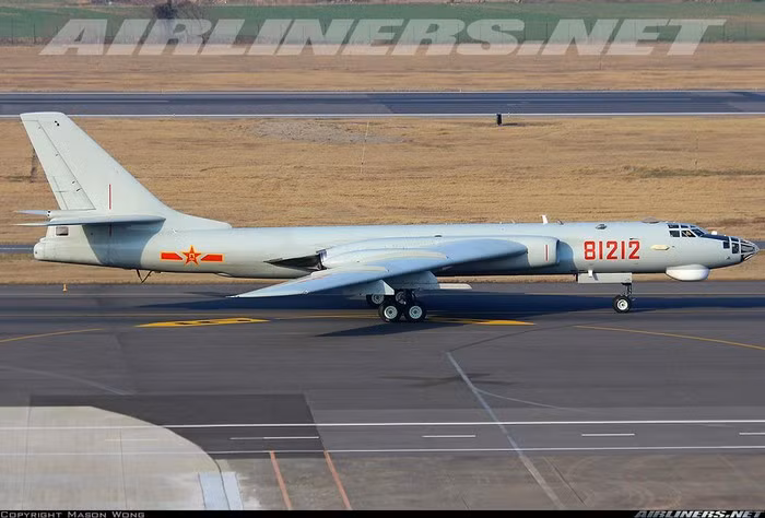 Mỗi chiếc H-6K có thể mang theo 9 tấn vũ khí các loại với tầm bay tác chiến 1.800km và đạt tốc độ hành trình 750km/h.