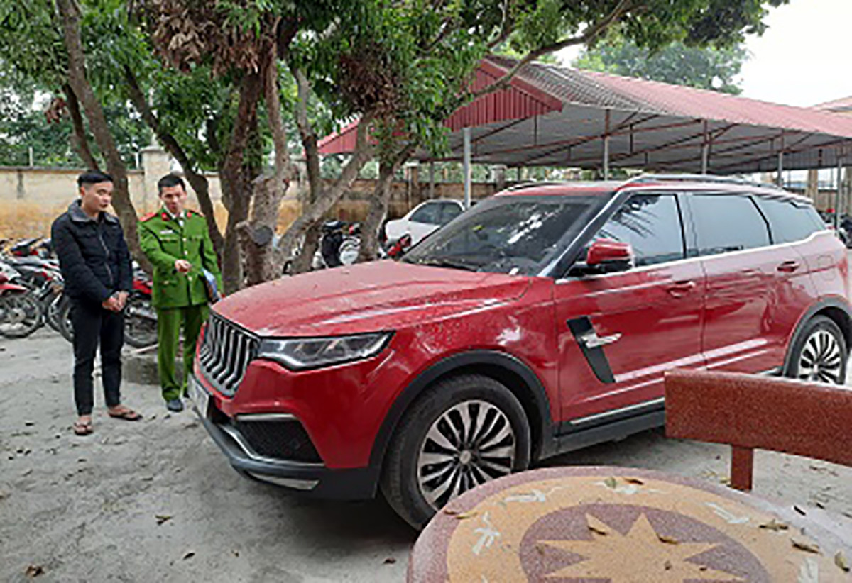  Trước khi bị bắt quả tang sử dụng ma túy ở Ninh Bình, đầu năm 2021, Dương Minh Tuyền dính vào lùm xùm khi bị Hồ Văn Khoa (29 tuổi, ở Sóc Sơn, Hà Nội) cùng Lã Văn Linh (22 tuổi, ở huyện Ba Vì) dùng súng bắn vào xe ô tô do mâu thuẫn trên Facebook.