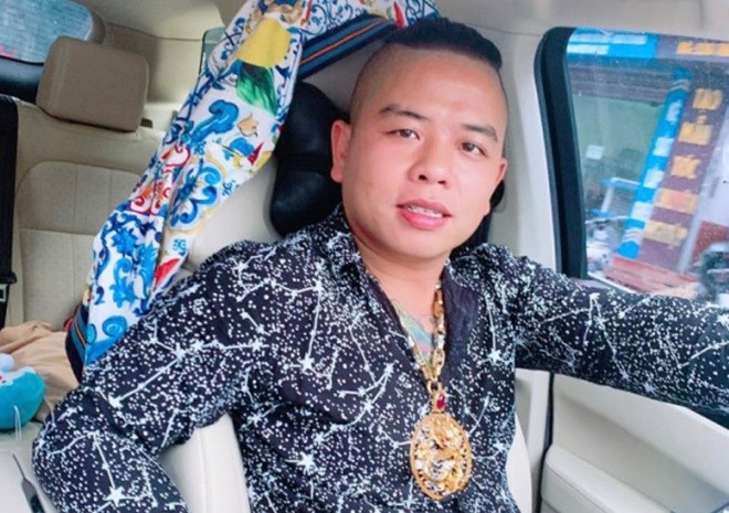  Dương Minh Tuyền bị bắt vì nổ súng trong đêm: Đêm đêm 7/10/2016, do mâu thuẫn với bạn hát trong quán karaoke ở TP Bắc Ninh, Dương Minh Tuyền về nhà lấy khẩu súng, vật giống quả lựu đạn quay lại quán. Trên đường đi, anh ta chửi bới và nổ nhiều phát súng. Tuy nhiên, Tuyền bị lực lượng chức năng bắt giữ ngay sau đó.