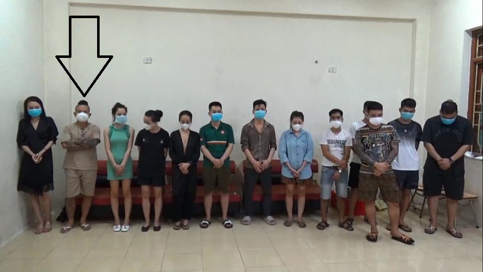  "Thánh chửi" Dương Minh Tuyền bị bắt khi "bay lắc" trong quán karaoke: Ngày 30/7, Công an TP Ninh Bình (Ninh Bình) đã bắt giữ một nhóm người người sử dụng chất ma túy trái phép trong quán hát tại phường Đông Thành, TP. Ninh Bình. Trong nhóm này có đối tượng Dương Minh Tuyền (SN 1986, trú TP Bắc Ninh).