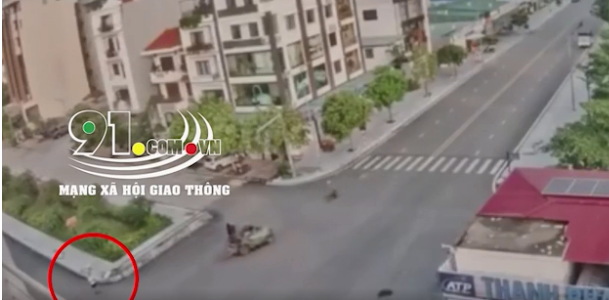  Xe nâng tông người phụ nữ đi tập thể dục tử vong: ngày 30/7 tại phường Hồng Hải - TP Hạ Long, Quảng Ninh chiếc xe nâng di chuyển rất nhanh rẽ vào đường nhánh bên phải đã đâm và chèn qua người một phụ nữ đi bộ dưới lòng đường dẫn đến tử vong.