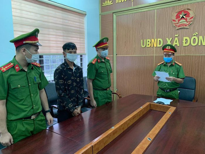  Đi nhậu về lẻn vào giường hiếp dâm con riêng của vợ: Sau khi uống rượu về, Triệu A. H. (SN 1984, trú huyện Ba Chẽ, Quảng Ninh) thấy T. T. Q. (SN 2008, con riêng của vợ) và em gái đang ngủ nên đã đến nằm cạnh và hiếp dâm Q. Ngày 30/7, H. bị Công an huyện Ba Chẽ bắt khẩn cấp.