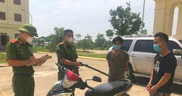  Dùng gậy uy hiếp cướp điện thoại của người phụ nữ: Nguyễn Xuân Liên và Phạm Xuân Dương (SN 1990, ở Thanh Hóa) phát hiện chị N.P (35 tuổi) đang điều khiển xe máy đi một mình ở huyện Nho Quan, Ninh Bình. 2 đối tượng này đã uy hiếp, đe dọa và cướp của chị P chiếc điện thoại di động rồi bỏ chạy. Ngày 30/7, 2 đối tượng này bị CA huyện Nho quan bắt giữ.