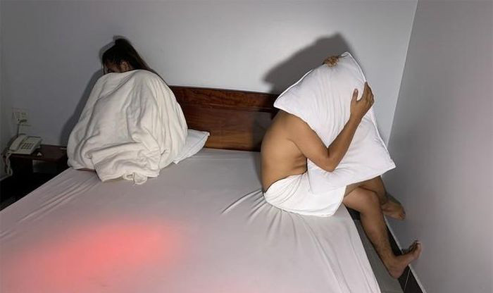  Nhóm mua bán dâm bất chấp dịch COVID-19: Ngày 29/7, Công an phường Mỹ An, quận Ngũ Hành Sơn (Đà Nẵng) kiểm tra hành chính nhà nghỉ Dahome tại phường Mỹ An thì phát hiện có 3 nam và 5 nữ có dấu hiệu nghi vấn tổ chức mua bán dâm. Nhóm này khai nhận có 2 cặp vừa thực hiện hành vi mua bán dâm tại nhà nghỉ này.