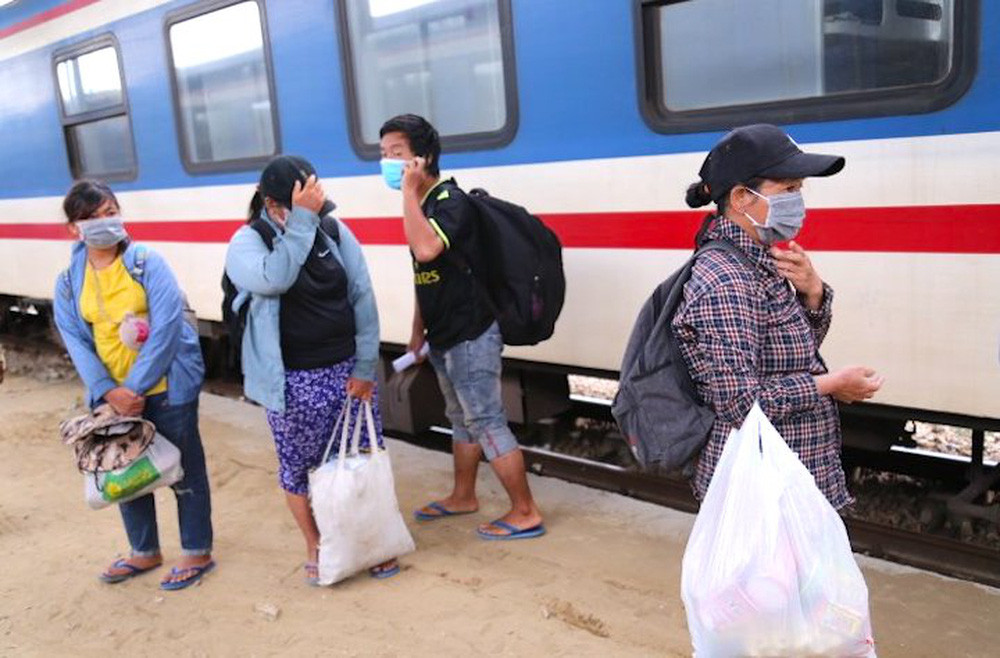  4 mẹ con đạp xe từ Đồng Nai về quê ở Nghệ An: Ngày 23/7, anh Võ Thanh Bình (28 tuổi, ở Nghi Xá, Nghi Lộc, Nghệ An) cho biết, 4 người trong gia đình anh đã về đến Nghệ An, đang thực hiện cách ly tập trung. "Được nhìn thấy vợ con và những người thân trong gia đình, tôi mừng lắm. Gia đình tôi về được đến quê hương là nhờ các nhà hảo tâm, cơ quan chức năng, chúng tôi không biết nói gì hơn ngoài lời cảm ơn đến tất cả mọi người" - anh Bình nói. 