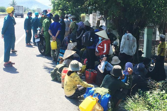  47 người vượt núi, băng rừng 50km suốt hai ngày đêm để về quê: 47 người lao động ở Quảng Ngãi lâm cảnh thất nghiệp do ảnh hưởng của đại dịch COVID-19, xe khách không chạy khiến họ phải đi bộ suốt hai ngày đêm để về quê. Các hàng quán ven đường cũng đóng cửa khiến 47 người vừa đói vừa khát, đêm trải bạt ngủ ven đường. Nhiều người già không chịu được ngất xỉu. 