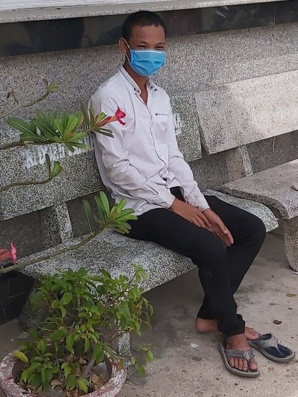  Thanh niên đạp xe hơn 800 km từ Bình Thuận về Huế: Thất nghiệp, anh thợ hồ Nguyễn Bá Nghĩa (SN 1995, quê ở huyện Phú Vang, tỉnh Thừa Thiên Huế) quyết định chạy xe đạp từ Bình Thuận về quê Thừa Thiên - Huế (hơn 800 km). 3 ngày chạy hơn 160 km ra đến Ninh Thuận, anh được người dân dọc đường cho ăn 4 bữa cơm.