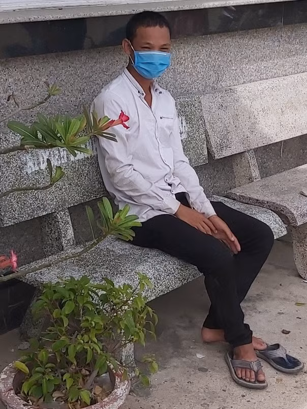  Thanh niên đạp xe hơn 800 km từ Bình Thuận về Huế: Thất nghiệp, anh thợ hồ Nguyễn Bá Nghĩa (SN 1995, quê ở huyện Phú Vang, tỉnh Thừa Thiên Huế) quyết định chạy xe đạp từ Bình Thuận về quê Thừa Thiên - Huế (hơn 800 km). 3 ngày chạy hơn 160 km ra đến Ninh Thuận, anh được người dân dọc đường cho ăn 4 bữa cơm.