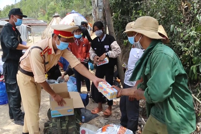  Mất việc, hết tiền, 30 lao động nghèo đi bộ xuyên đêm về quê: Ngày 20/7, một đoạn clip ghi lại cảnh 30 người lao động đi bộ về Quảng Ngãi khiến nhiều người xúc động. Hình ảnh này được thiếu tá Đỗ Thành Sự (Công an Quảng Ngãi) ghi lại tại chốt kiểm soát dịch đèo Bình Đê, nơi giáp ranh với tỉnh Bình Định. 30 người phần lớn ở huyện Ba Tơ về đến chốt kiểm soát dịch lúc gần trưa.