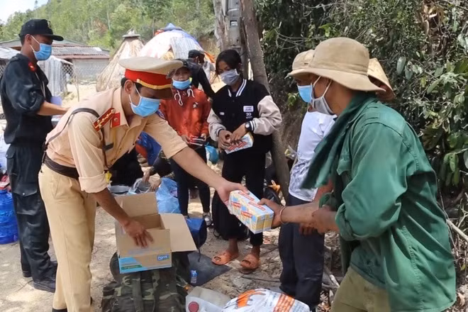  Mất việc, hết tiền, 30 lao động nghèo đi bộ xuyên đêm về quê: Ngày 20/7, một đoạn clip ghi lại cảnh 30 người lao động đi bộ về Quảng Ngãi khiến nhiều người xúc động. Hình ảnh này được thiếu tá Đỗ Thành Sự (Công an Quảng Ngãi) ghi lại tại chốt kiểm soát dịch đèo Bình Đê, nơi giáp ranh với tỉnh Bình Định. 30 người phần lớn ở huyện Ba Tơ về đến chốt kiểm soát dịch lúc gần trưa.