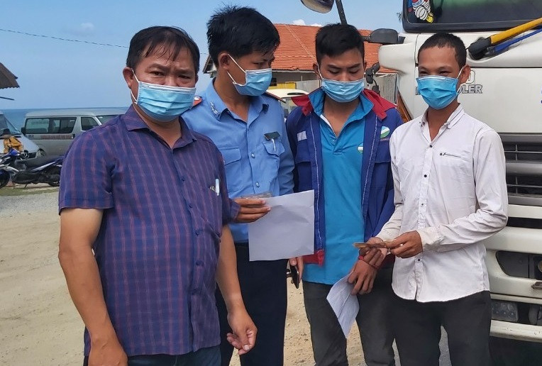 Theo ông Nguyễn Hải, Chủ tịch Ủy ban MTTQ Việt Nam xã Phước Diêm (huyện Thuận Nam, tỉnh Ninh Thuận) cho biết, thấy tình hình sức khỏe của anh Nam quá yếu nên nhân viên tại chốt đã cho anh ăn uống và ngủ lại tại chốt này trong tối 20/1. Sáng 21/7, nhân viên tại chốt nhận định anh Nghĩa sẽ không đủ sức khỏe để chạy về quê nên đã ra quốc lộ đứng chờ xe tải nhờ chở giùm anh Nghĩa về quê. 