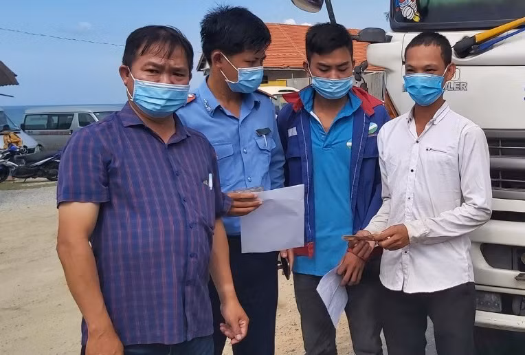 Theo ông Nguyễn Hải, Chủ tịch Ủy ban MTTQ Việt Nam xã Phước Diêm (huyện Thuận Nam, tỉnh Ninh Thuận) cho biết, thấy tình hình sức khỏe của anh Nam quá yếu nên nhân viên tại chốt đã cho anh ăn uống và ngủ lại tại chốt này trong tối 20/1. Sáng 21/7, nhân viên tại chốt nhận định anh Nghĩa sẽ không đủ sức khỏe để chạy về quê nên đã ra quốc lộ đứng chờ xe tải nhờ chở giùm anh Nghĩa về quê. 