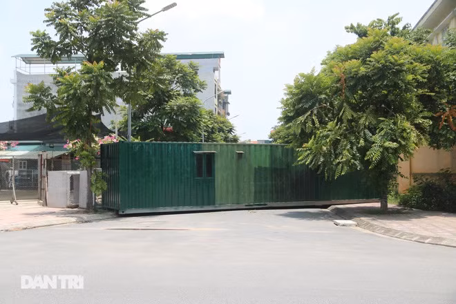 Một chốt chặn cứng khác từ thùng container được đặt phía ngoài đường vào phố Trạm. (Ảnh: Dân Trí) 