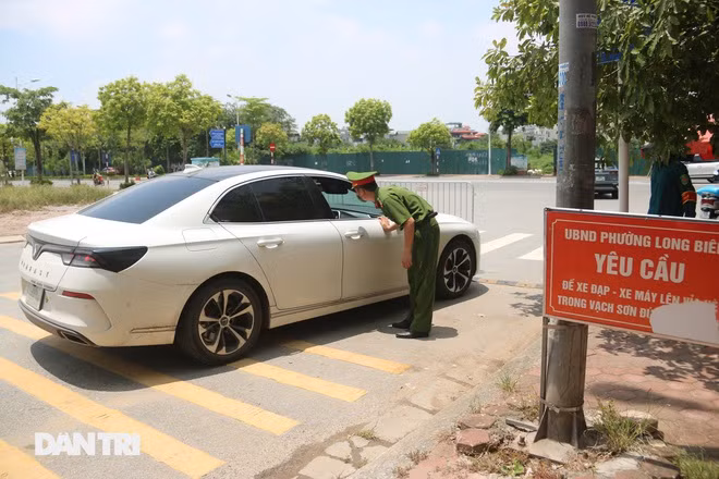 Tại các chốt mềm, lực lượng chức năng làm nhiệm vụ nhắc nhở người dân và kiểm tra "giấy thông hành" hoặc công lệnh của cơ quan mới cho phép họ tiếp tục di chuyển. (Ảnh: Dân Trí)