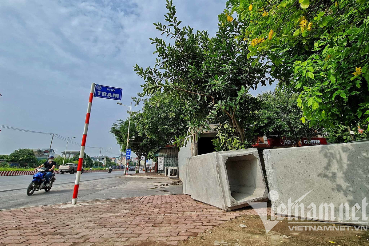 Cống bê tông được đặt trên vỉa hè, không cho xe máy luồn lách. (Ảnh: Vietnamnet) 