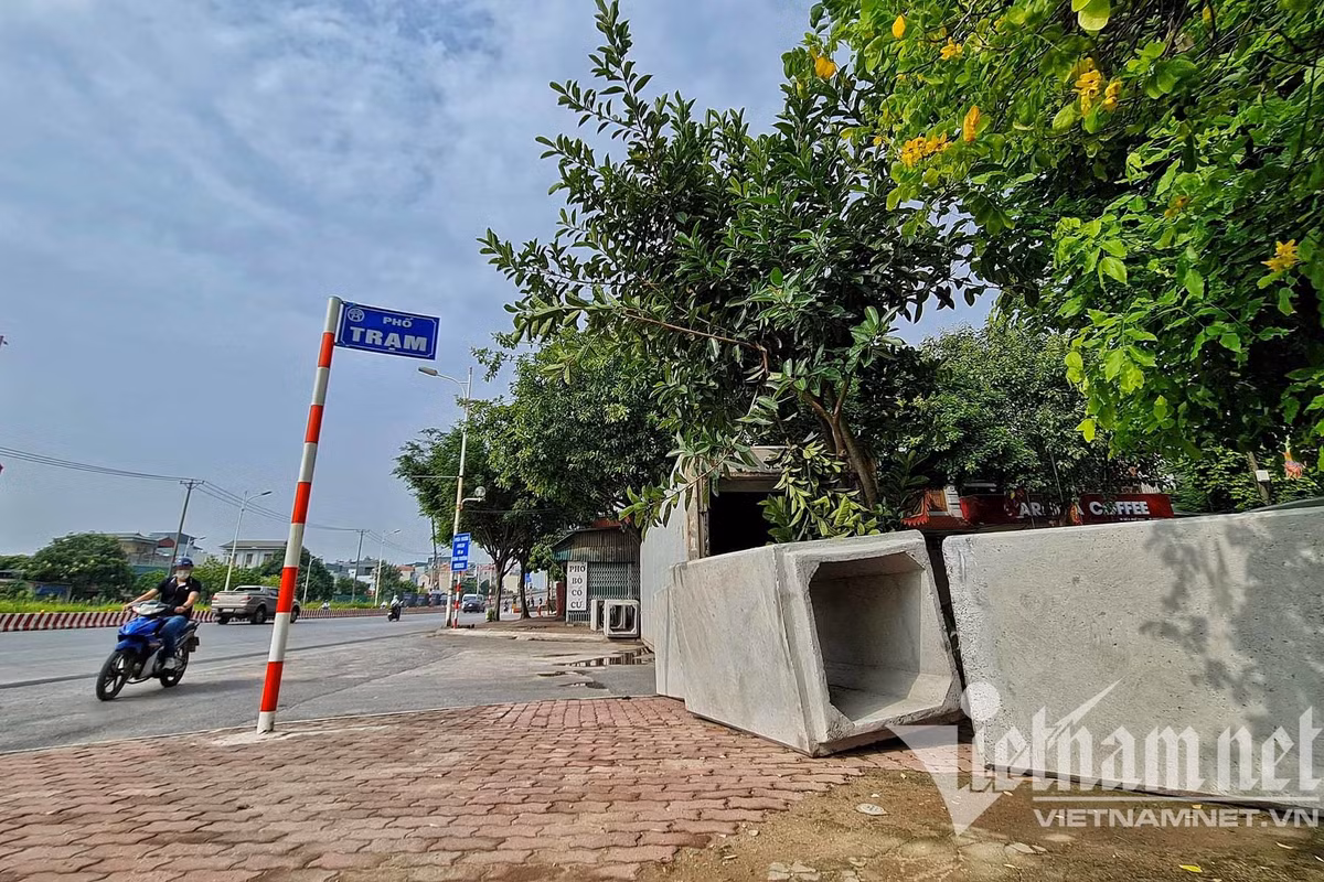 Cống bê tông được đặt trên vỉa hè, không cho xe máy luồn lách. (Ảnh: Vietnamnet) 