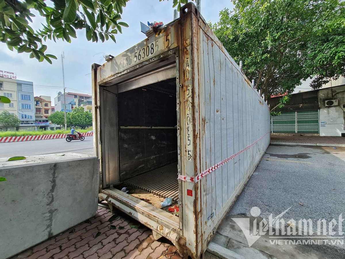 Theo ghi nhận, tại phố Trạm, phường Long Biên, một thùng container được huy động, chặn ngang con phố có chiều rộng khoảng 7 m, bên cạnh có thêm các ống cống lớn bằng bê tông để rào kín con đường. (Ảnh: Vietnamnet)