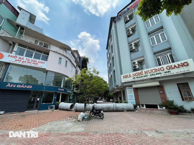 Tại khu vực đường Cổ Linh, chính quyền đặt các ống cống cỡ lớn bằng bê tông để chắn lối vào khu dân cư. (Ảnh: Dân Trí)