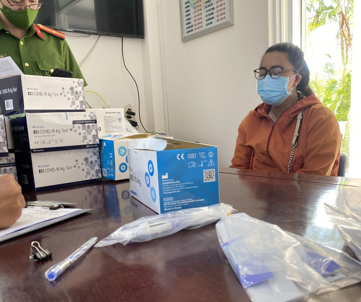 Buon ban trai phep bo kit test nhanh COVID-19: Bi xu ly the nao?