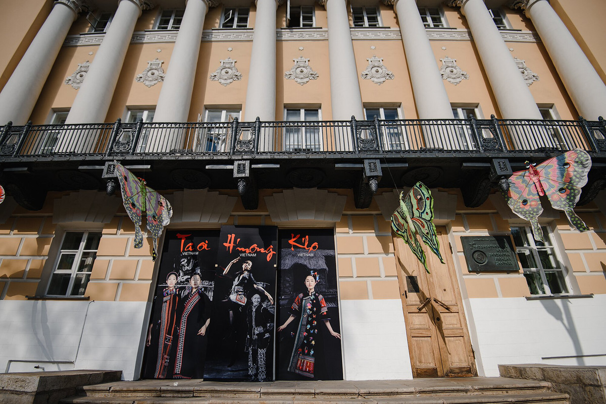 Bà Albina Legostaeva - Trưởng phòng triển lãm và trưng bày thường xuyên của Bảo tàng cho biết: Đây là lần đầu tiên một sự kiện văn hoá có quy mô của Việt Nam diễn ra tại Bảo tàng, đồng thời cũng là một họat động quan trọng của Bảo tàng trong năm 2019. “Chúng tôi rất vui mừng được giới thiệu với công chúng Nga những sáng tạo độc đáo của Minh Hạnh” - bà Legostaeva nói.