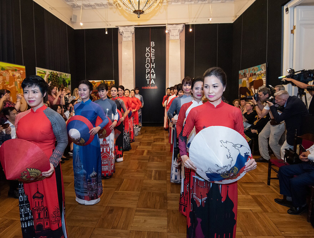 35 bộ áo dài bằng lụa Việt Nam thuộc hai bộ sưu tập mà Minh Hạnh đã thiết kế dành riêng cho các cựu nữ sinh Khoa Nga ĐH Sư phạm Ngoại ngữ Hà Nội nhân Ngày hoà giải Nga 7/11/2015 và World Cup bóng đá diễn ra tại Nga năm 2018. Hai bộ này in hình các ngọn tháp của điện Kremlin và các công trình kiến trúc nổi tiếng của nước Nga.