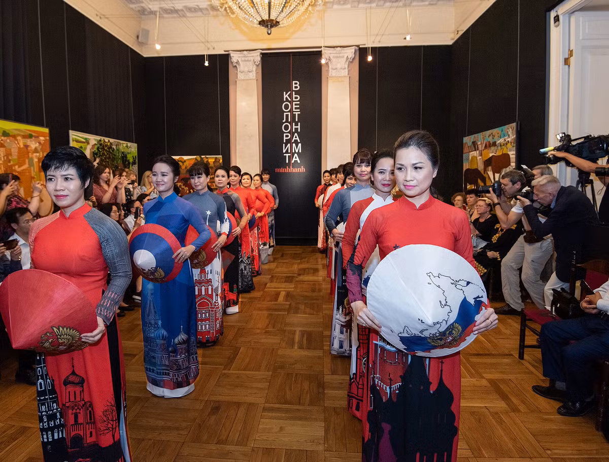 35 bộ áo dài bằng lụa Việt Nam thuộc hai bộ sưu tập mà Minh Hạnh đã thiết kế dành riêng cho các cựu nữ sinh Khoa Nga ĐH Sư phạm Ngoại ngữ Hà Nội nhân Ngày hoà giải Nga 7/11/2015 và World Cup bóng đá diễn ra tại Nga năm 2018. Hai bộ này in hình các ngọn tháp của điện Kremlin và các công trình kiến trúc nổi tiếng của nước Nga.