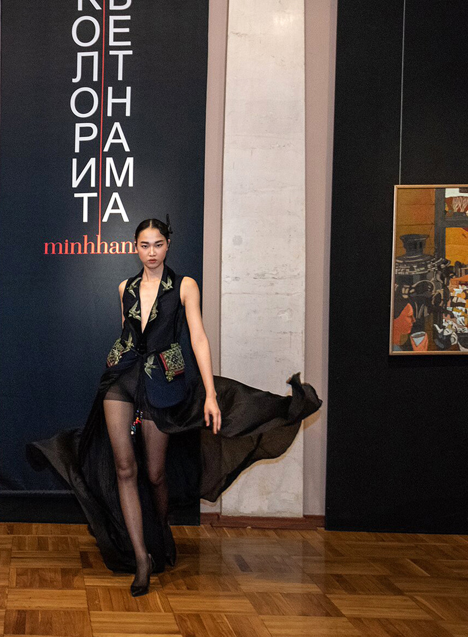 Năm ngoái, Bảo tàng phương Đông đã kỷ niệm 100 năm thành lập bằng triển lãm “Phương Đông. Vẻ đẹp khác”. Chiếc áo dài lụa mà Minh Hạnh thiết kế tặng bà Elena Zubtsova, nguyên giám đốc Trung tâm Khoa học và Văn hoá Nga tại Hà Nội đã có may mắn được Bảo tàng chọn trưng bày trong triển lãm này.