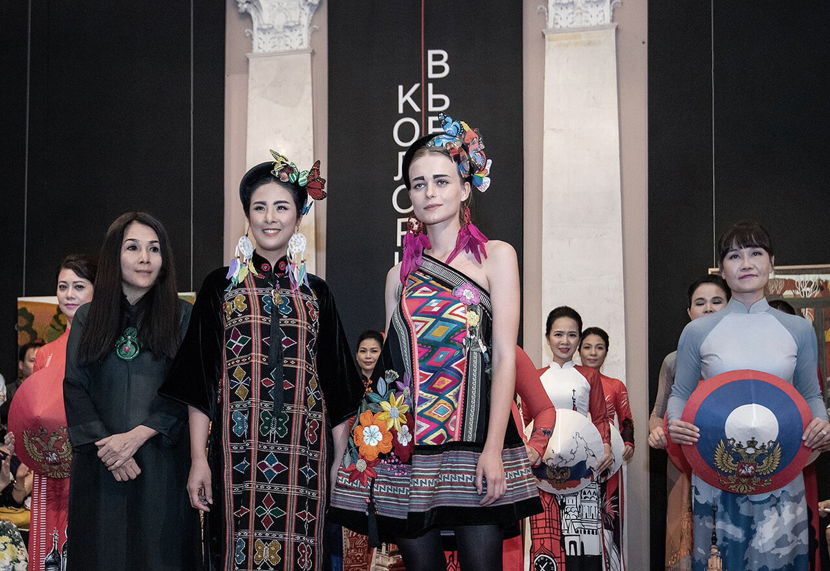 70 bộ trang phục thổ cẩm, 35 bộ áo dài đã được nhà thiết kế thời trang Minh Hạnh mang tới Mátxcơva trình diễn một buổi duy nhất tại Bảo tàng Quốc gia nghệ thuật các dân tộc phương Đông của Liên bang Nga nhân Quốc khánh Nga (12/6/2019) trong chương trình có tên gọi “Sắc màu Việt Nam” (Колорит Вьетнама).