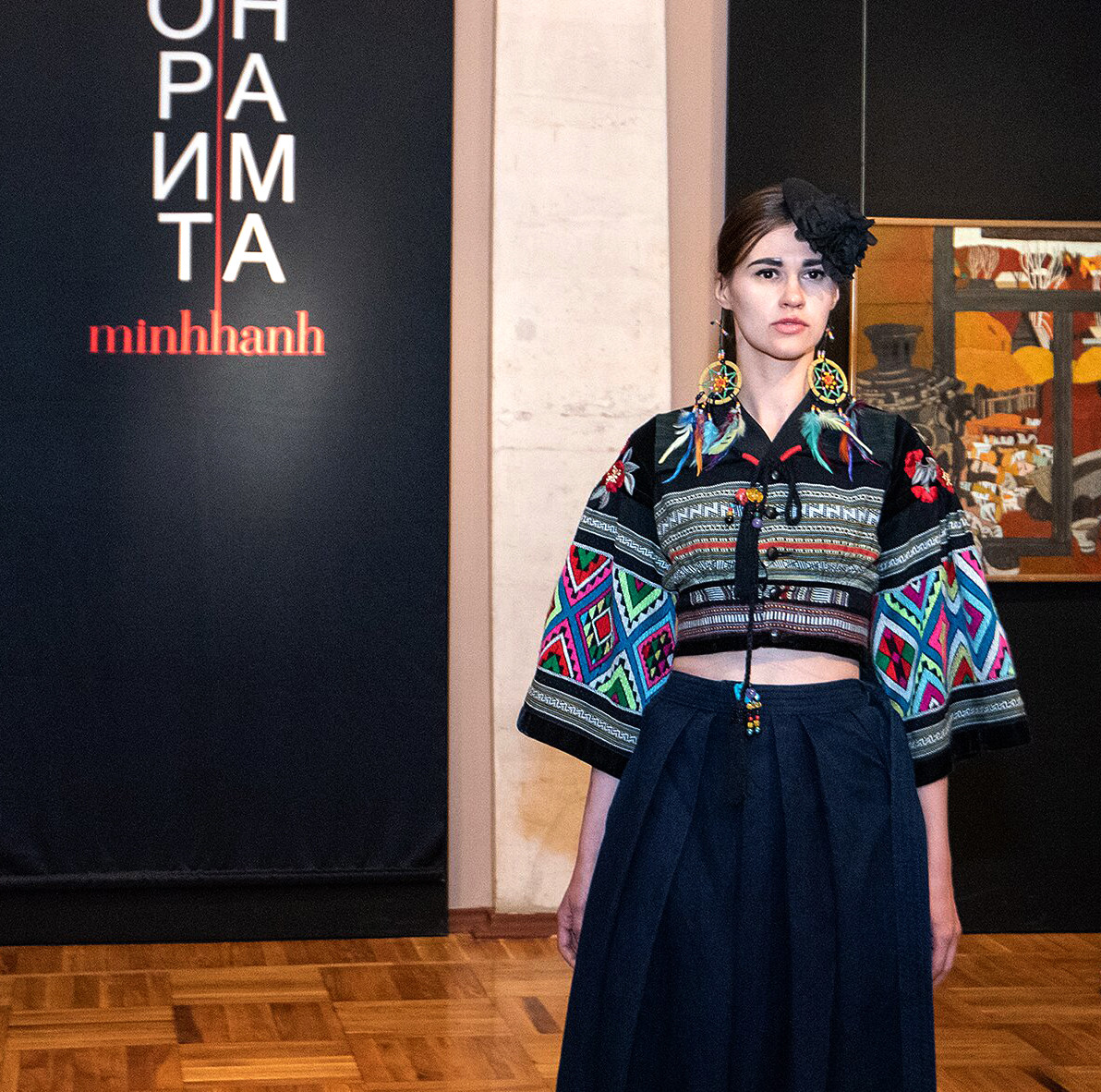 70 bộ trang phục mà NTK Minh Hạnh mang tới Mátxcơva lần này được sáng tạo từ chất liệu thổ cẩm và lanh của người H’Mong, Dao Đỏ, Tà Ôi, K’Ho... cùng lụa Bảo Lộc (Lâm Đồng) với hai chủ đề khác nhau: hoạ tiết dân gian của các dân tộc ít người và các motif Sa Hoàng. Các hoạ tiết đều được thêu tay tinh xảo.
